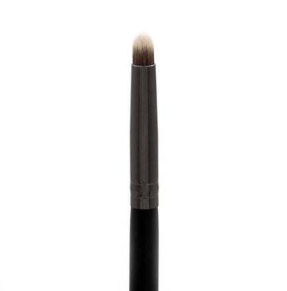 Jenn of Arch smudger brush with dense bristles for blending eyeshadow around the eyes and creating a smoky eye look.
